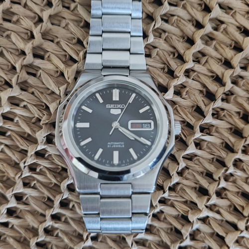 Seiko 5 Nautilus SNKK47 watch like new, unisex