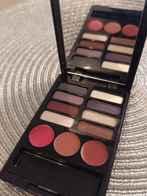 Estée Lauder palette like new with 8 eyeshadows and 3 lipsticks
