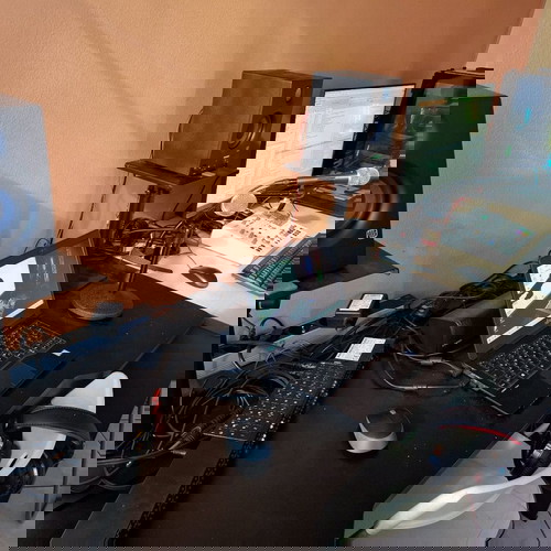 Ραδιοφωνικός ιντερνετικός σταθμός με εξοπλισμό και ιστοσελίδα σε λειτουργία