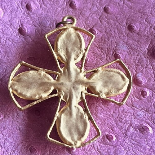 Gold-plated cross with coral paste like new
