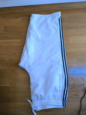 Αντιανεμικό Adidas καινούργιο, άσπρο με μαύρες ρίγες