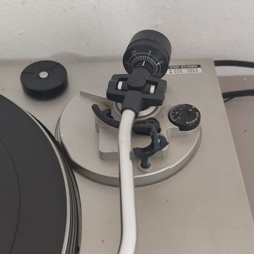 Technics turntable without needle or cover lid