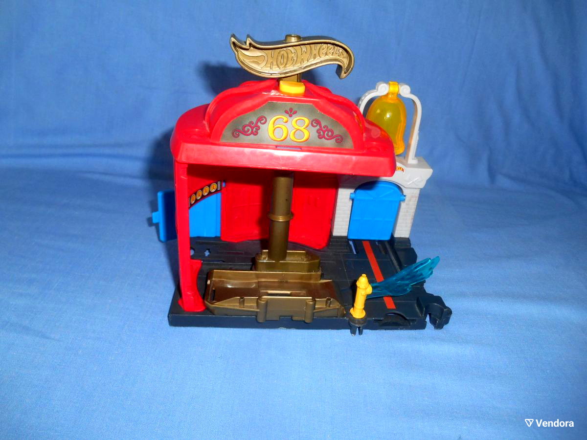 Hot Wheels City Downtown Fire Station Spinout Playset Car FMY96