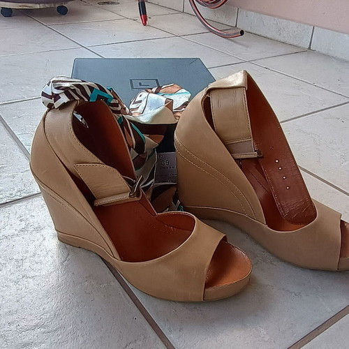 Logan platform sandals size 39 leather like new, beige