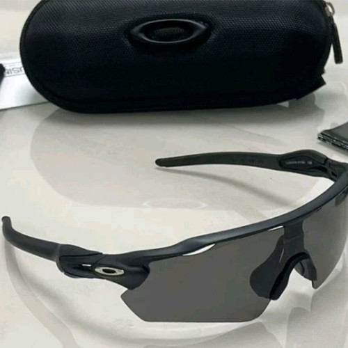 Oakley Mens Sunglasses Set Like New with Case and Extra Lenses