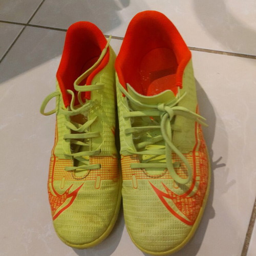 Nike football shoes size 39 used, yellow