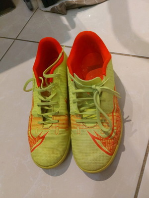 Παπούτσια ποδοσφαίρου Nike μεταχειρισμένα, νούμερο 39, κίτρινα