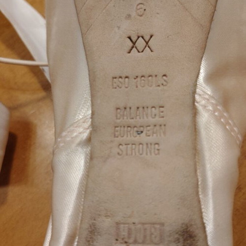 Bloch ballet pointe shoes used, size 6, with wear and missing one ribbon