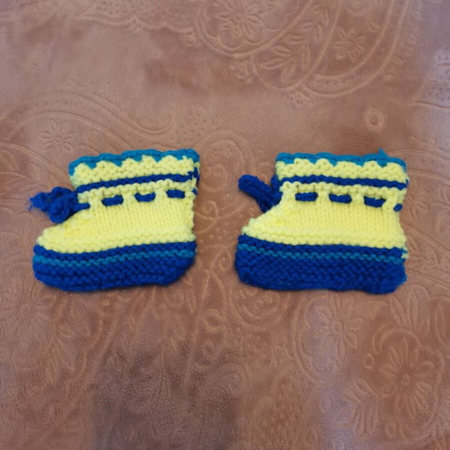 Baby booties like new in blue and yellow shades
