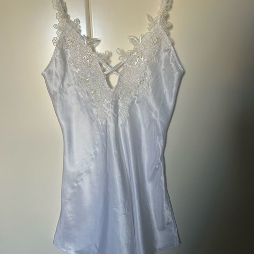 White satin nightdress like new, short, suitable for bridal wear
