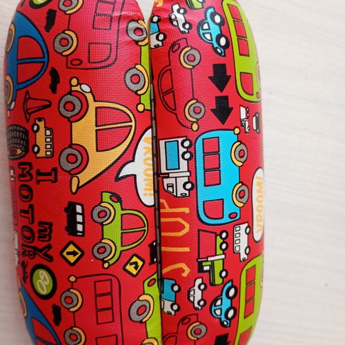 Children's glasses case with vehicle theme