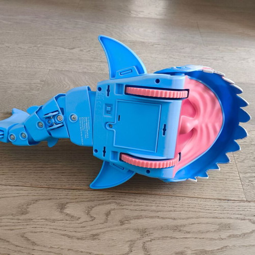 Mega Chomp remote control shark by Giochi Preziosi