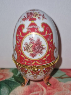 Limoge porcelain decorative egg like new