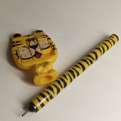 Pen 90s with built-in puzzle game on cap, blue ink, like new