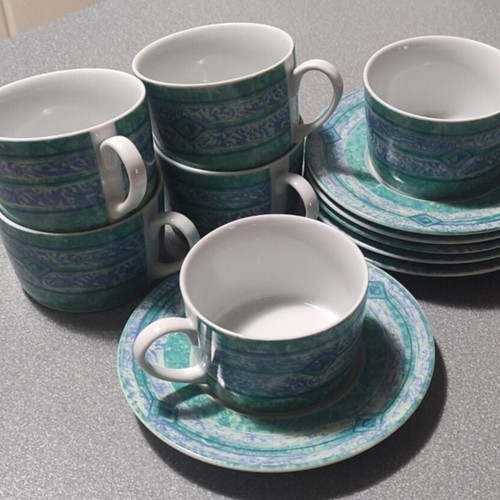 Porcelain tea cup set like new, 6 cups with saucers