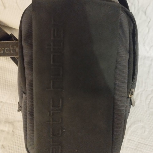 Arctic Hunter XB00541 Crossbody Sling Bag like new, black