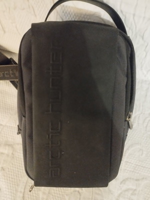Arctic Hunter XB00541 Crossbody Sling Bag like new, black