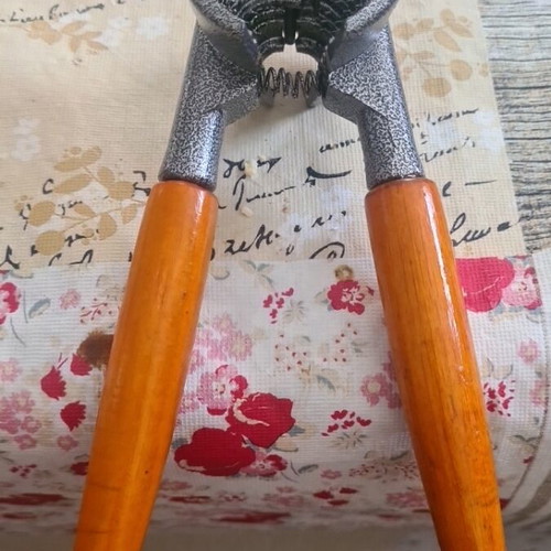 Kitchen tool new for opening wine corks and cracking nuts