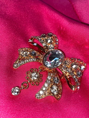 Clothing pin bow new with stones