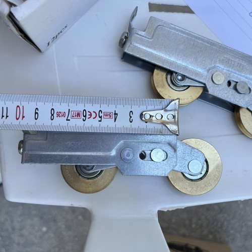 Metal caster wheel, single piece