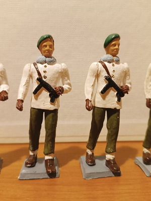 Athina Lok military figures set of 4, like new, 1970