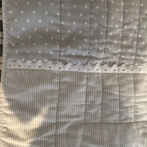 Down Town crib quilt grey like new