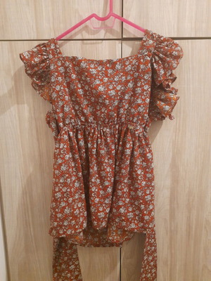 Regalinas blouse like new, red, sizes M/L, back tie