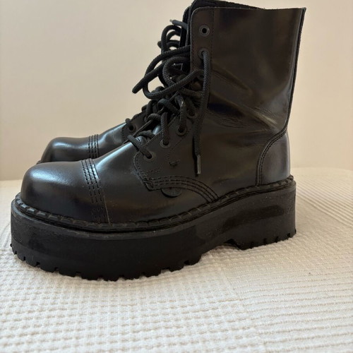 Underground London platform boots like new, black