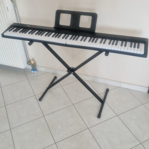 Electric piano 88 keys like new, foldable with accessories