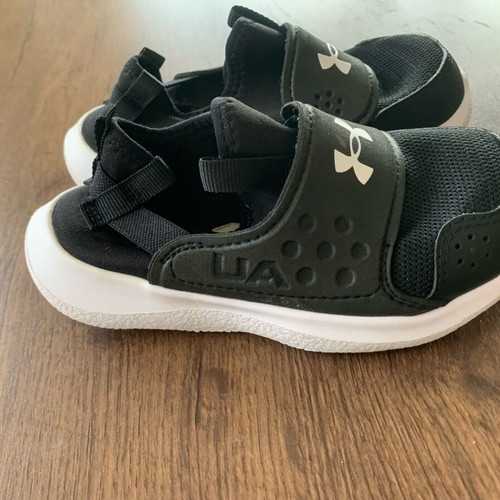 Under Armour kids shoes size 26 like new