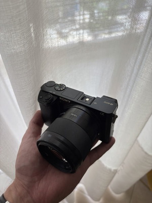 Sony a6000 camera and Sony 50mm f1.8 OSS lens like new