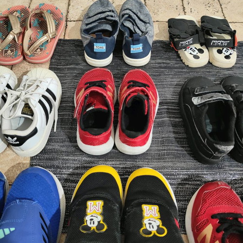 Children's athletic shoes and sandals used, pack of 9