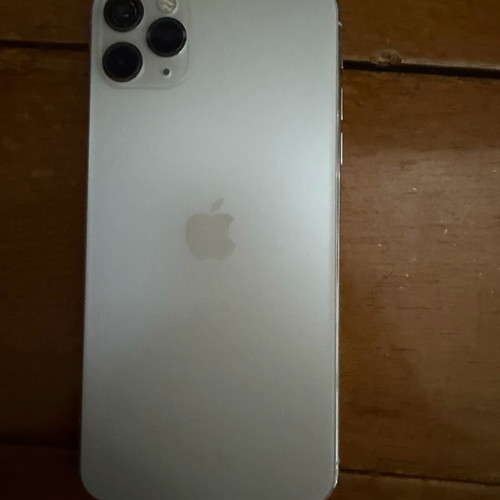iPhone 11 Pro Max 64GB μεταχειρισμένο σε πολύ καλή κατάσταση, άσπρο με σπασμένο τζαμάκι κάμερας