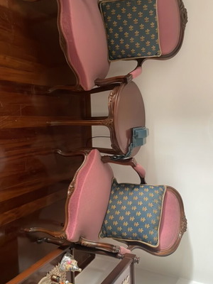 Armchairs set of 2 and table like new