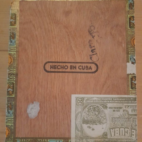 Vintage wooden Romeo y Julieta 25 Cedro Deluxe No.1 cigar box used