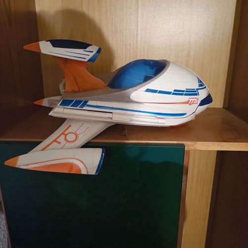 Large airplane like new