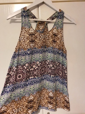Top printed with criss-cross back, like new, size M