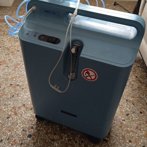 Philips Respironics EverFlo oxygen concentrator like new, 5lt