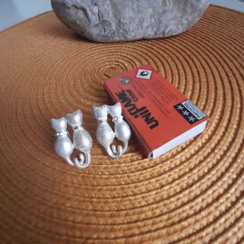 Cat earrings like new, silver color