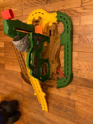 Thomas dragon with elevator used for Thomas