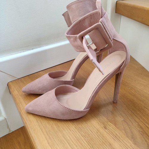 High-heeled shoes with ankle strap size 36 in very good condition