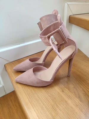 High-heeled shoes with ankle strap size 36 in very good condition