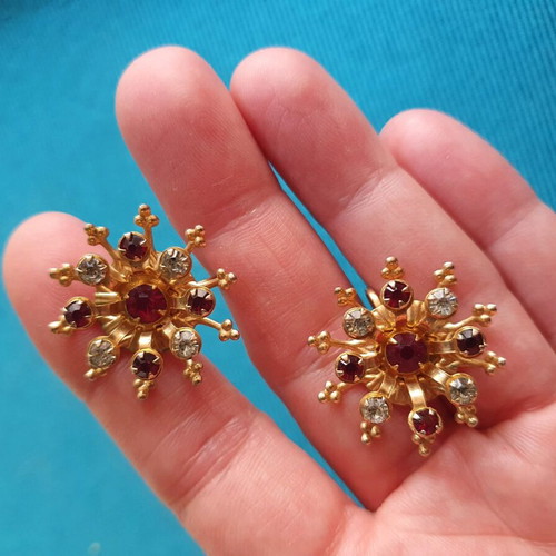Vintage 60s clip earrings used, gold tone with red and white crystals