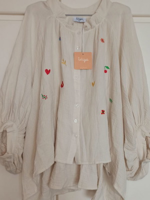 Wiya υπόλευκη πουκαμίσα καινούργια με κεντητά σχέδια και βολάν