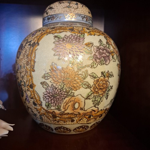Satsuma vases hand painted, like new, set of five decorative pieces