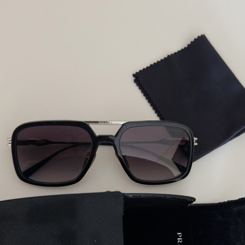 Prada sunglasses like new, black