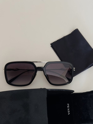 Prada sunglasses like new, black