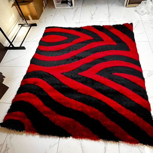 Shaggy 3D rug like new with three-dimensional wavy red and black design