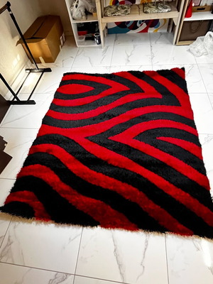 Shaggy 3D rug like new with three-dimensional wavy red and black design