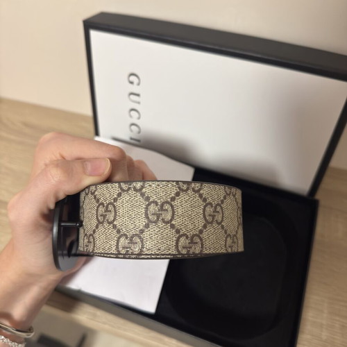 Gucci belt with large GG buckle, like new, unisex
